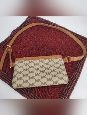 Michael Kors MK Signature Leather Fanny Pack Belt Bag. (C38)